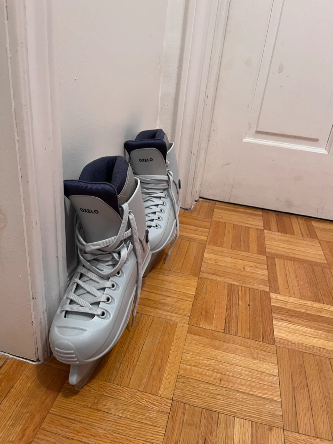 Oxelo Ice Skates - Size 7.5 (woman) and 6 (man) - photo 2