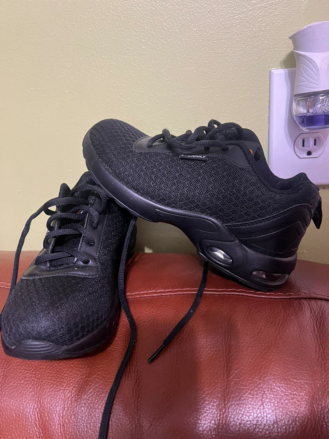 DYKHMIY Black Running Shoes