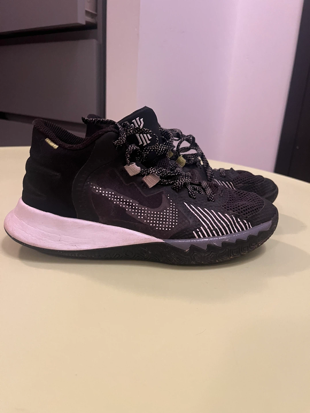 Nike Kyrie Flytrap Basketball Shoes -boys size 3.5