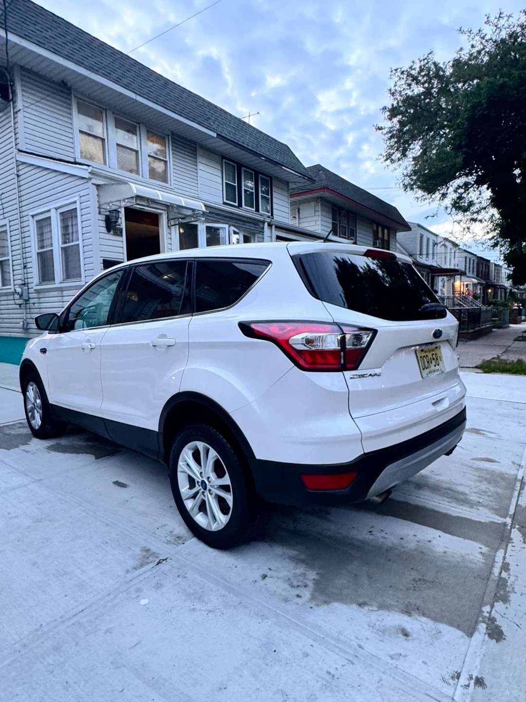 White Ford Escape SUV - photo 5