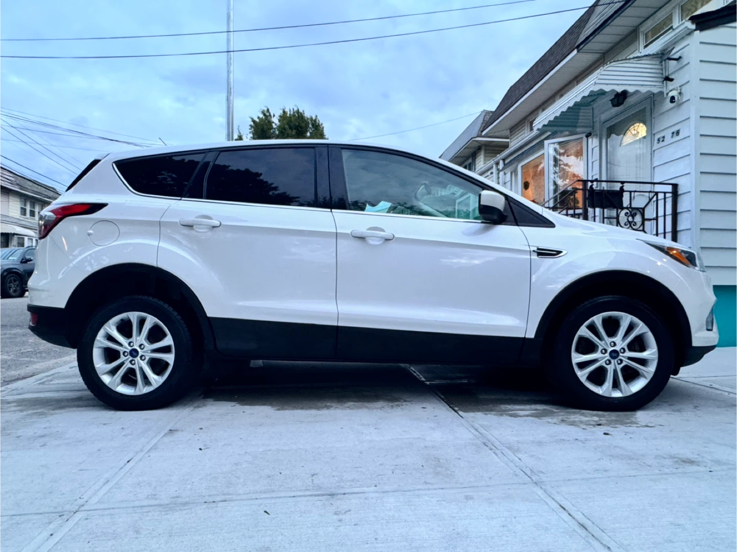 White Ford Escape SUV - photo 3