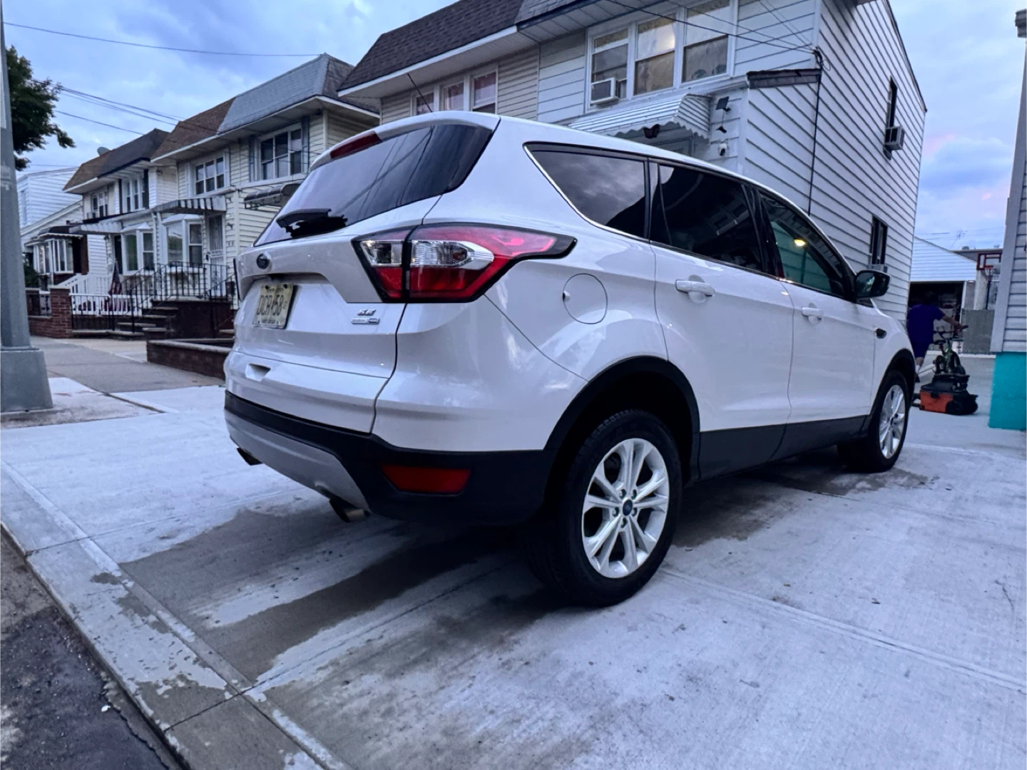 White Ford Escape SUV - photo 4