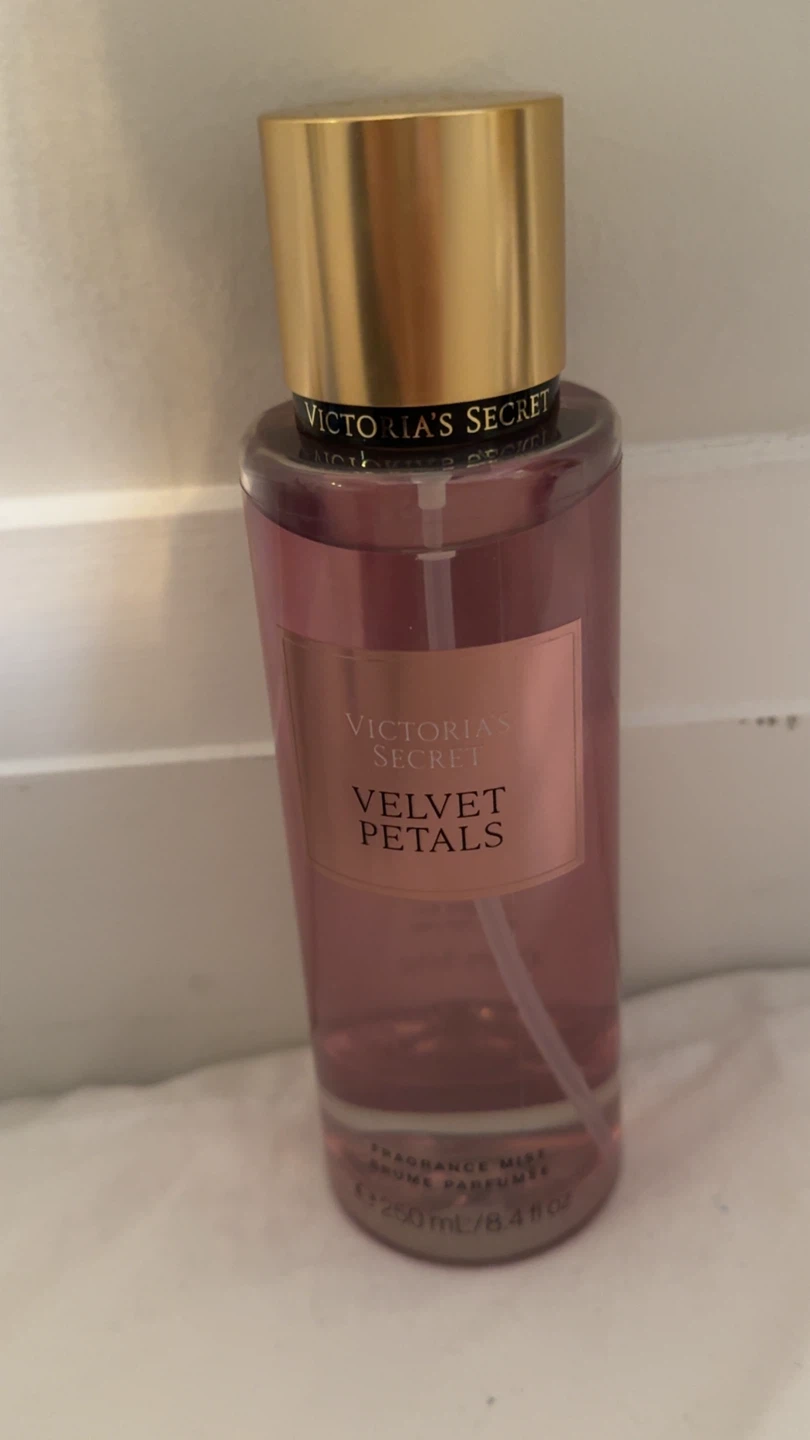 Victoria's Secret Velvet Petals Fragrance Mist - photo 2