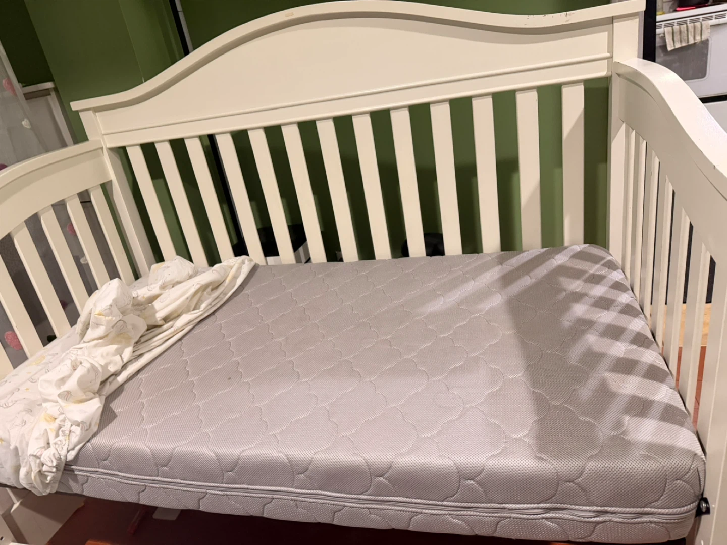 Convertible White Baby Crib with Mattress & Mobile - photo 4