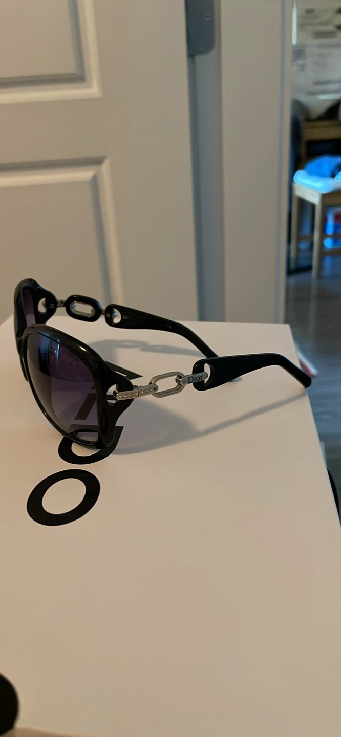 Black Sunglasses - photo 3