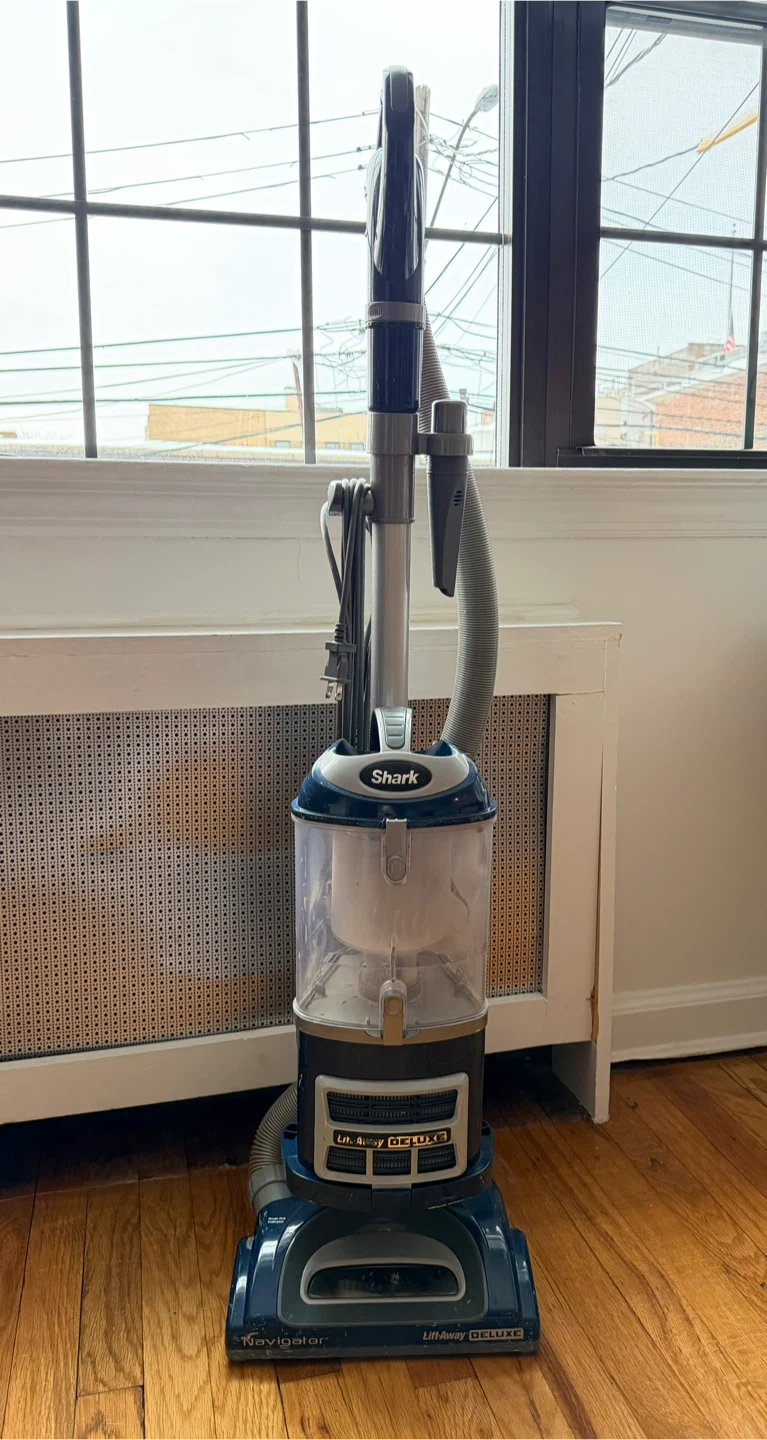 Shark Navigator Lift-Away Deluxe Vacuum
