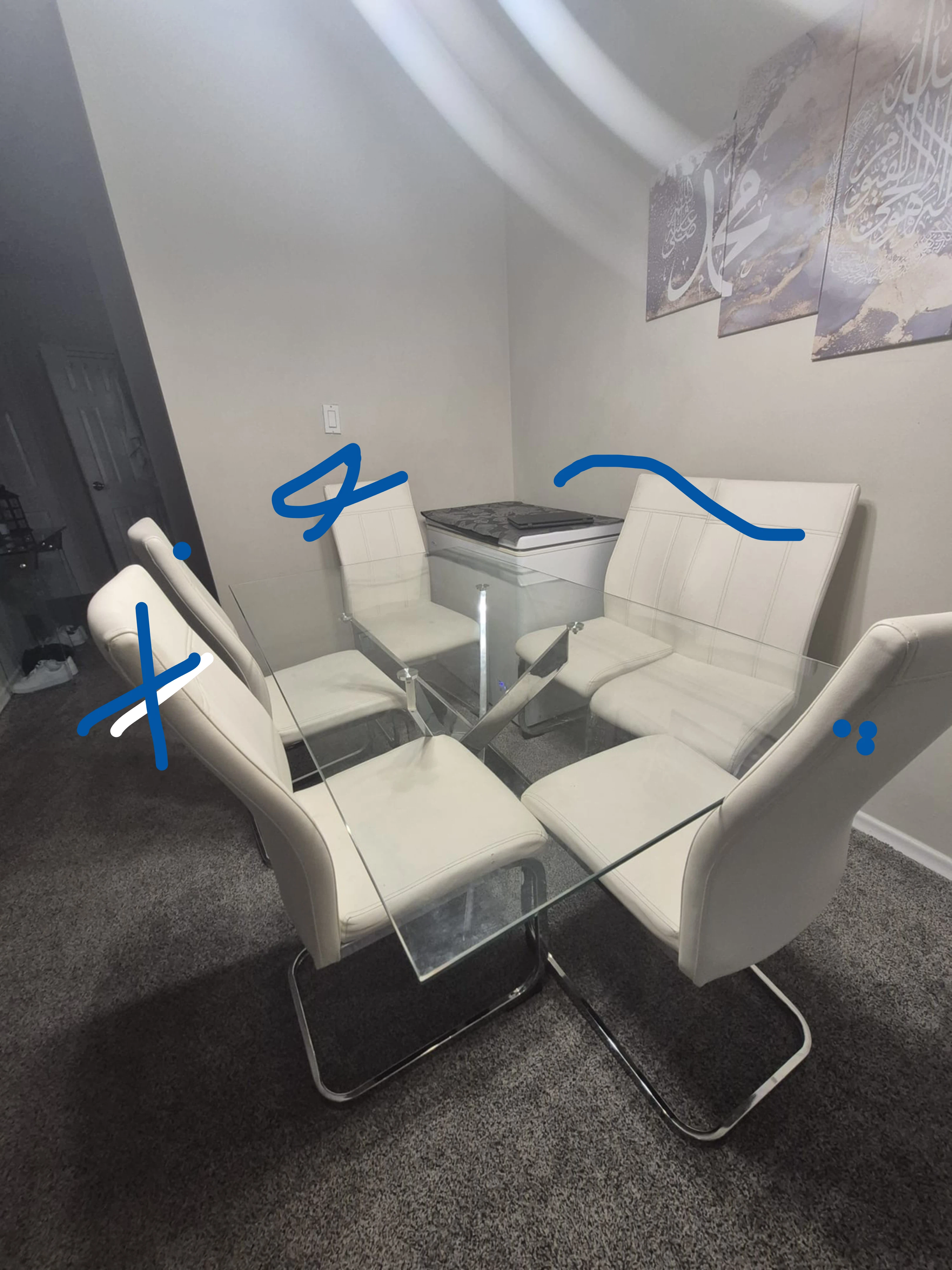 Only table with legs the chais is sold out