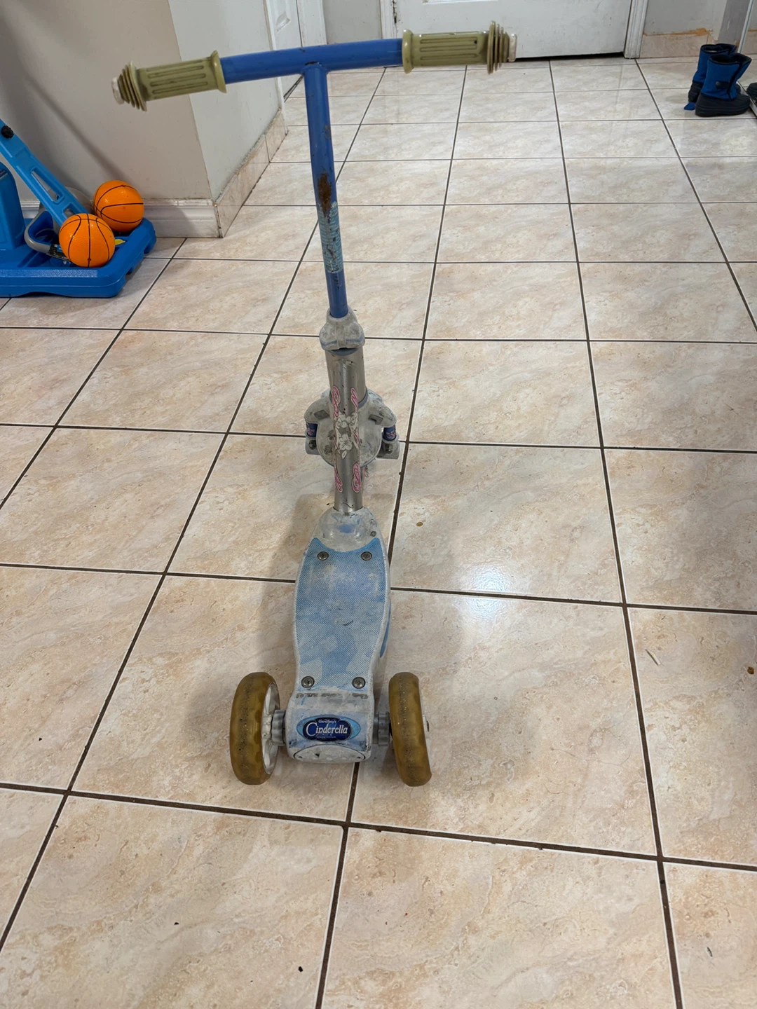 Kids Cinderella Scooter & Box of Clothes - photo 2