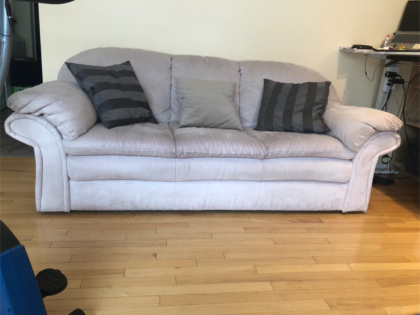 Beige Sofa and Loveseat Set 200$ - photo 2