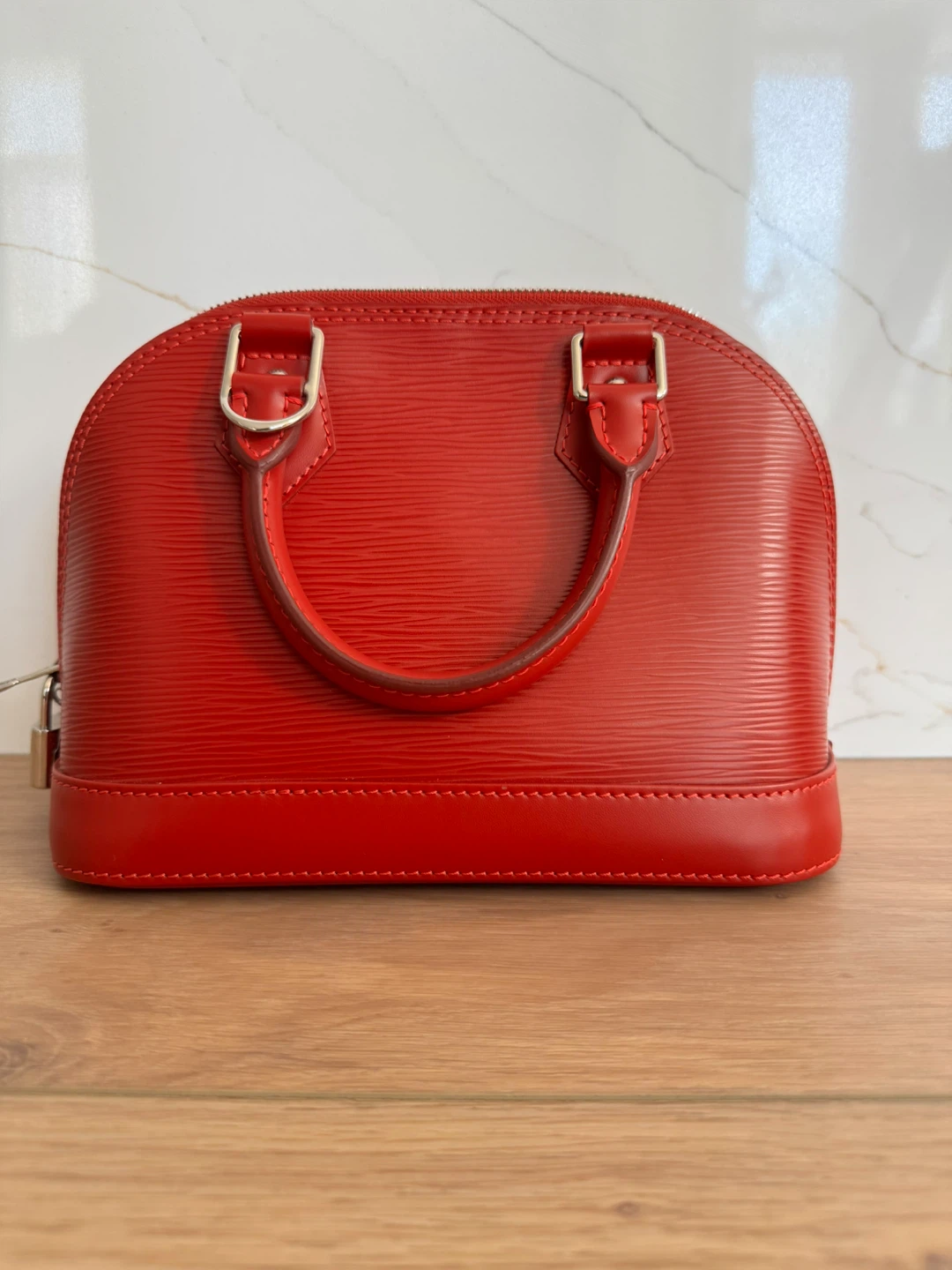 Louis Vuitton Alma BB Epi Carmin - photo 2