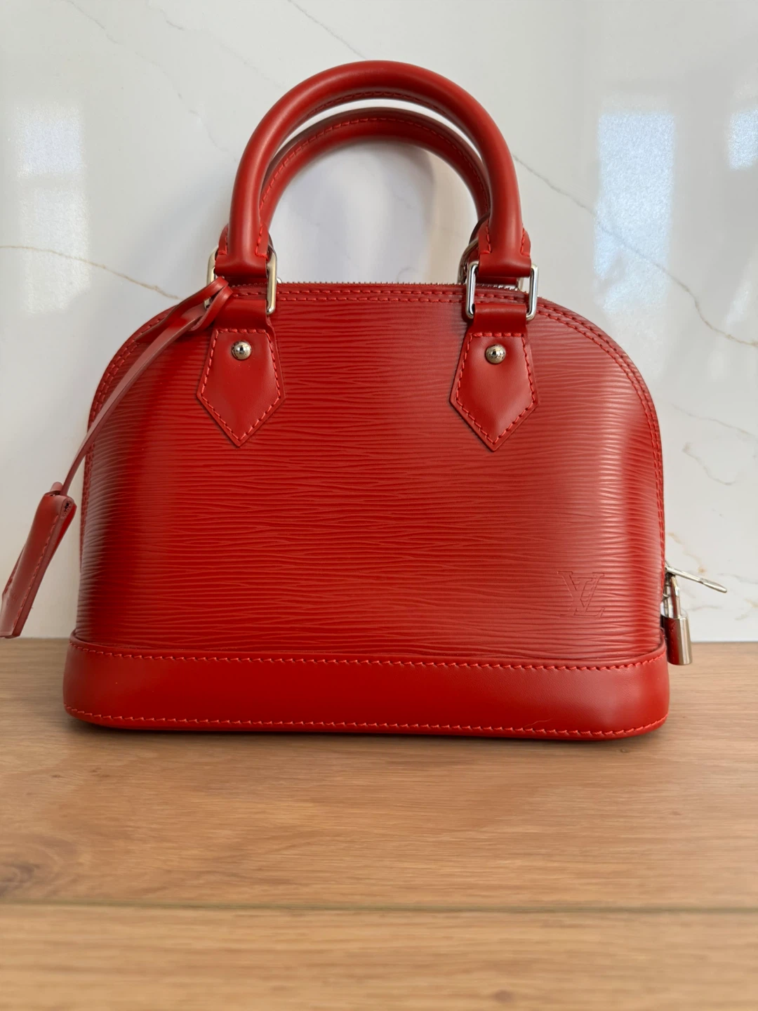 Louis Vuitton Alma BB Epi Carmin - photo 3