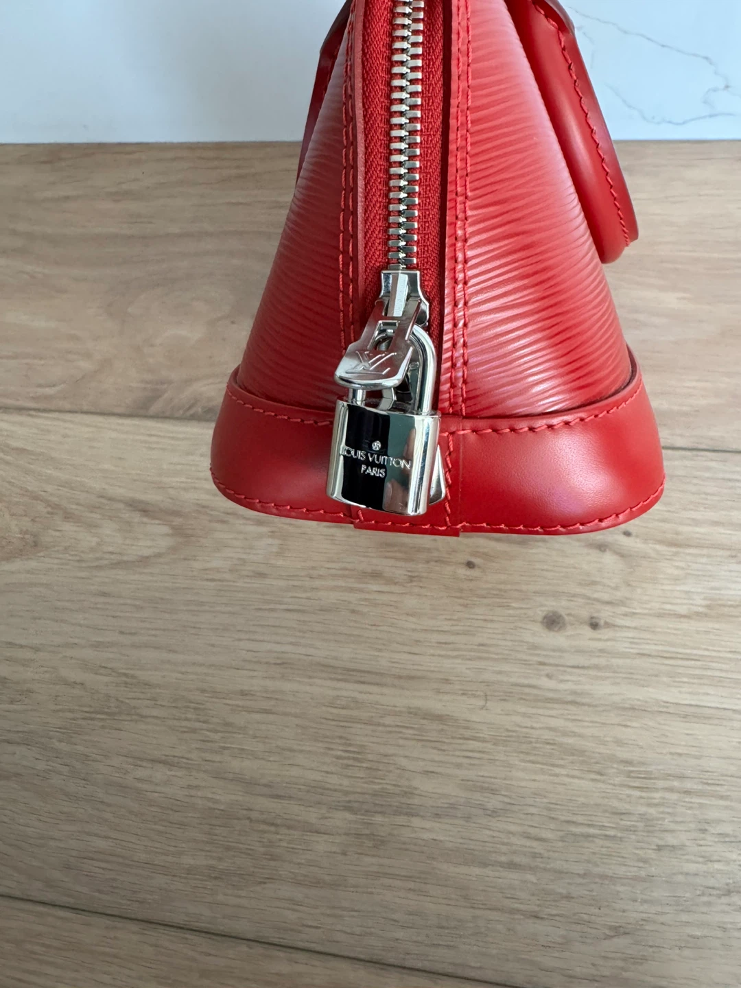 Louis Vuitton Alma BB Epi Carmin - photo 5