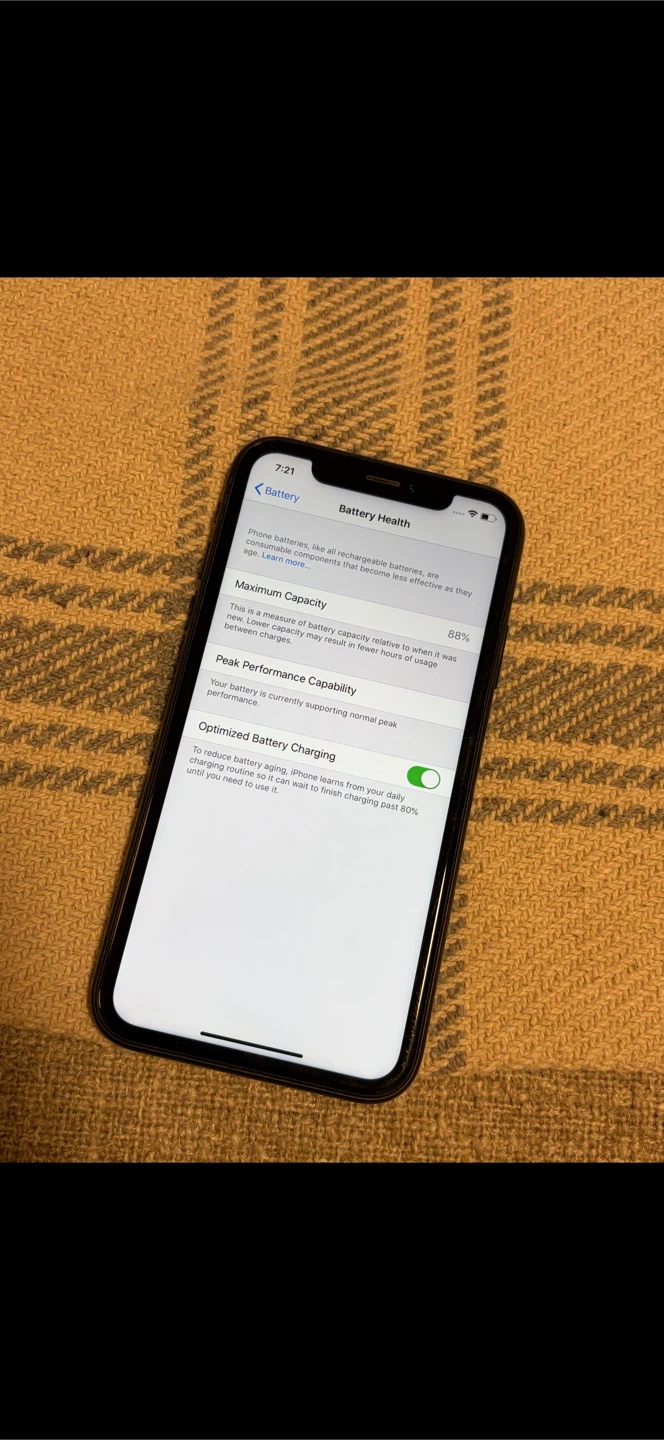 iPhone XR 64gb- case - charger - photo 2