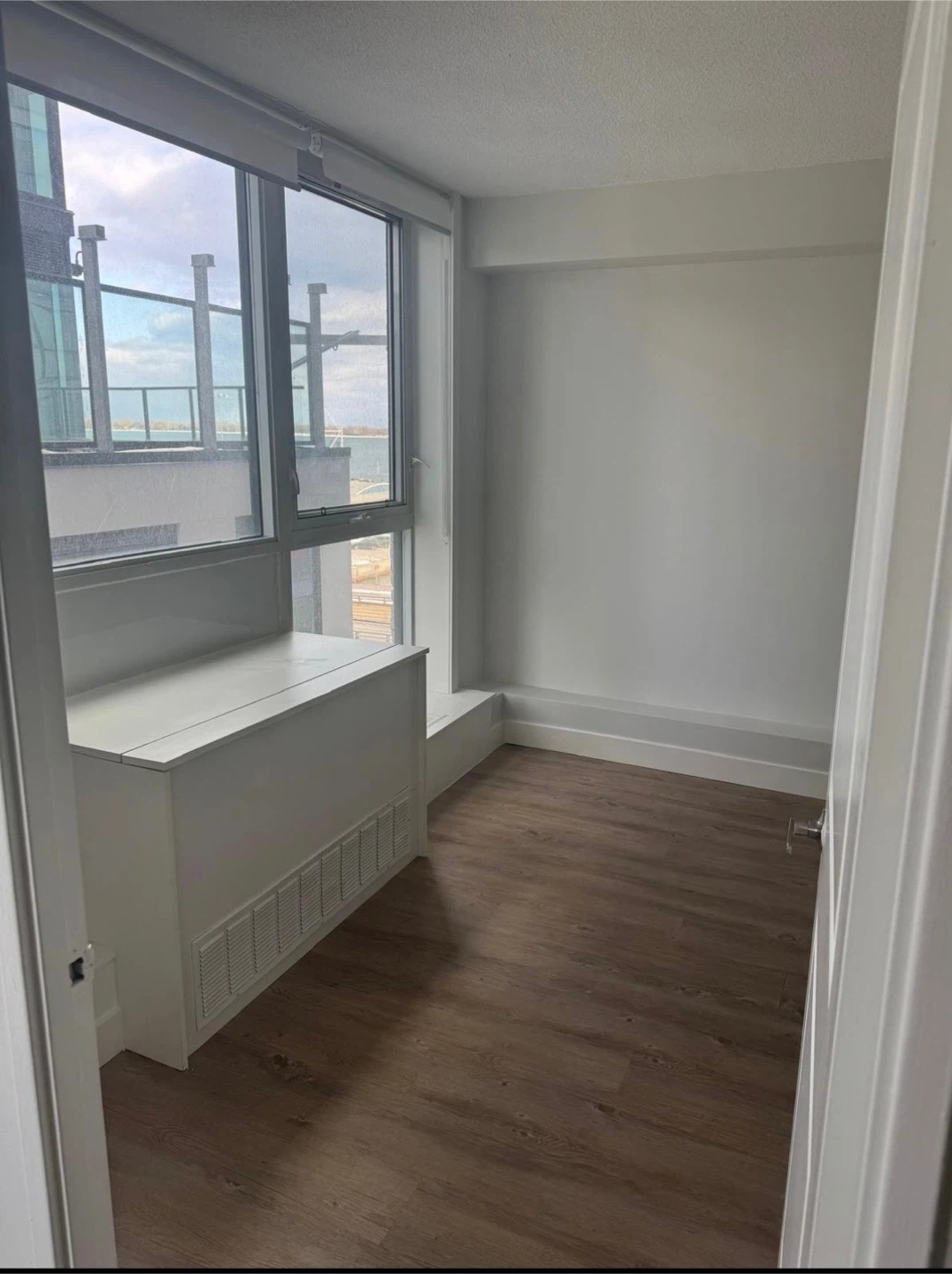 Private room - Jan 1st move in, Downtown. - photo 2
