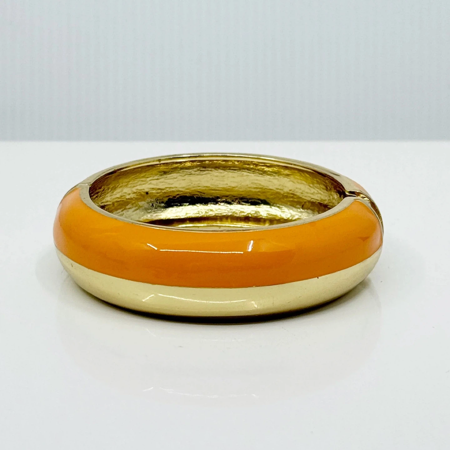 Gold tone enamel hinged bangle bracelet - GM1512 - photo 3