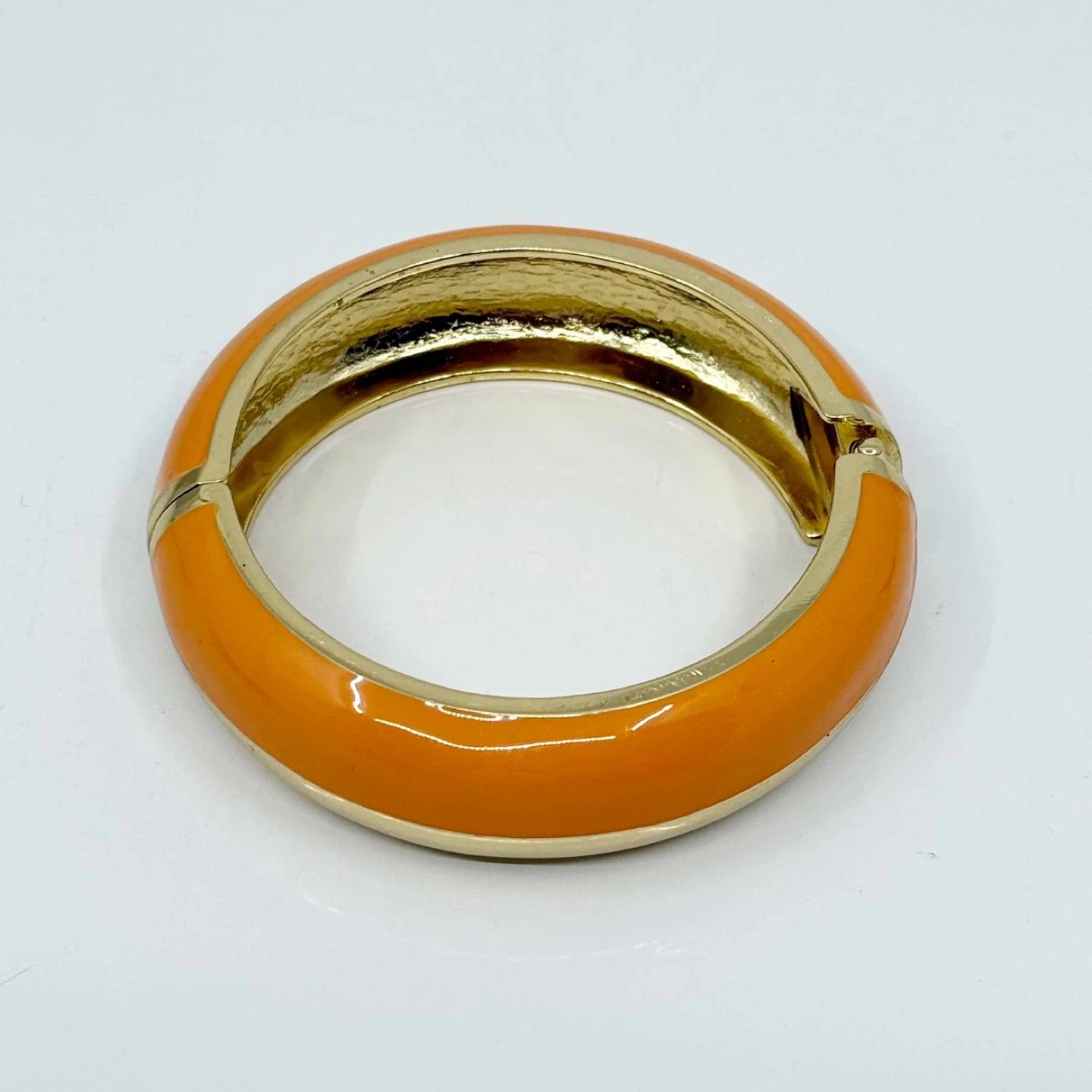 Gold tone enamel hinged bangle bracelet - GM1512 - photo 5