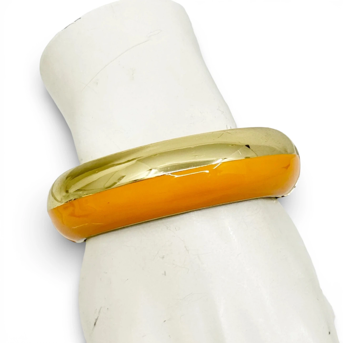 Gold tone enamel hinged bangle bracelet - GM1512