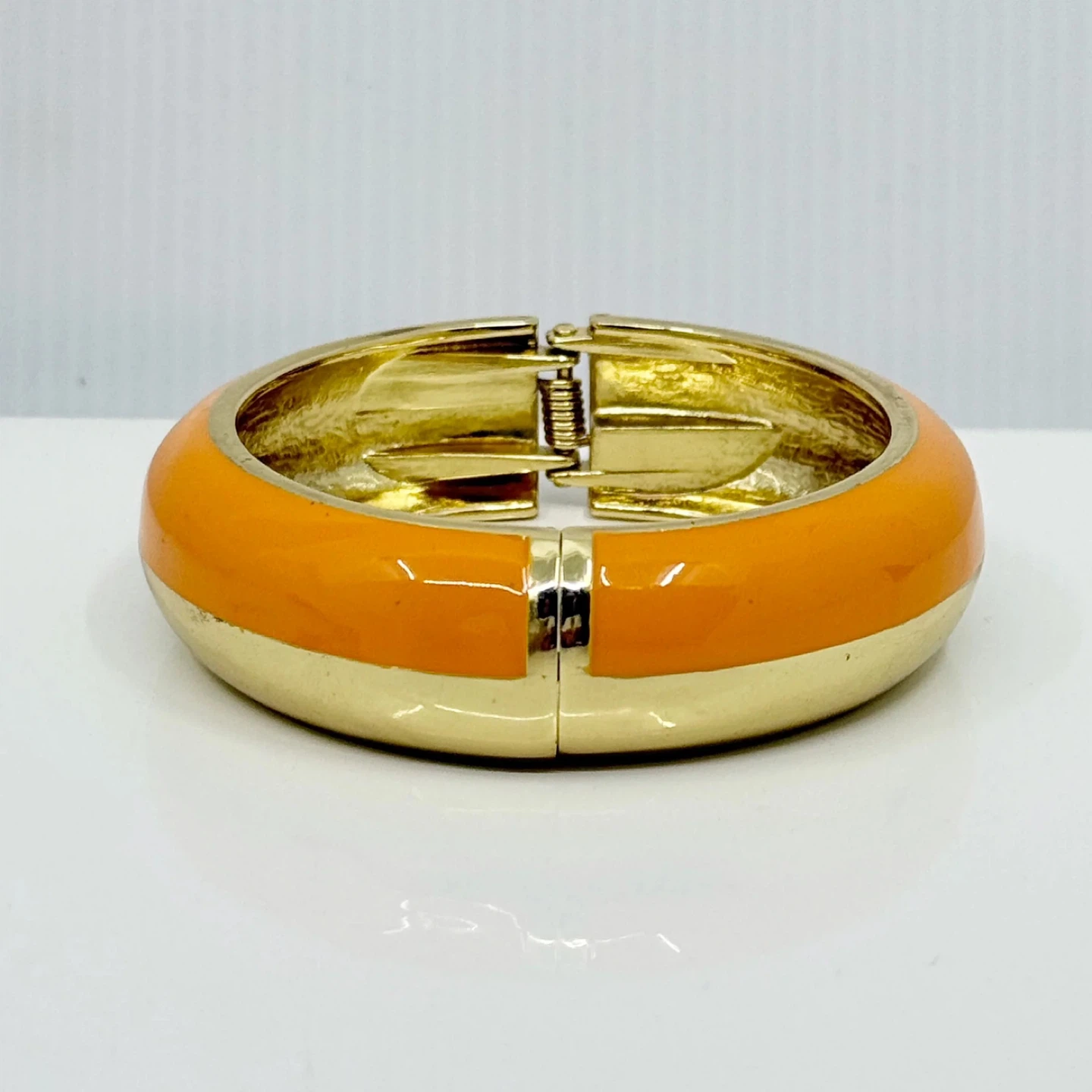 Gold tone enamel hinged bangle bracelet - GM1512 - photo 4
