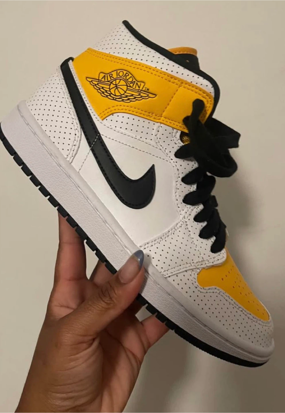 Jordan 1 mids Authentic/various
