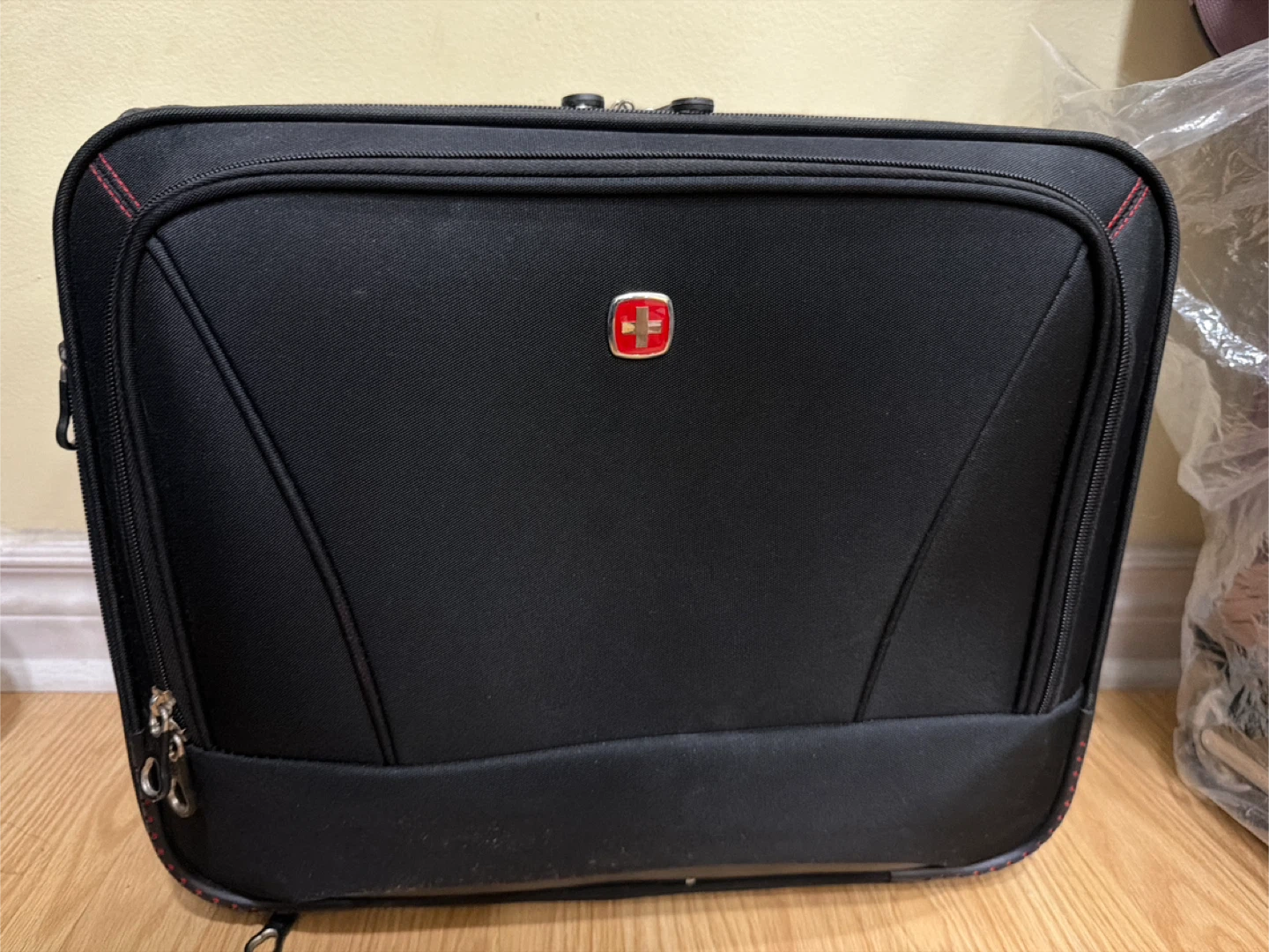 SWISSGEAR International Carry-On Wheeled Black
