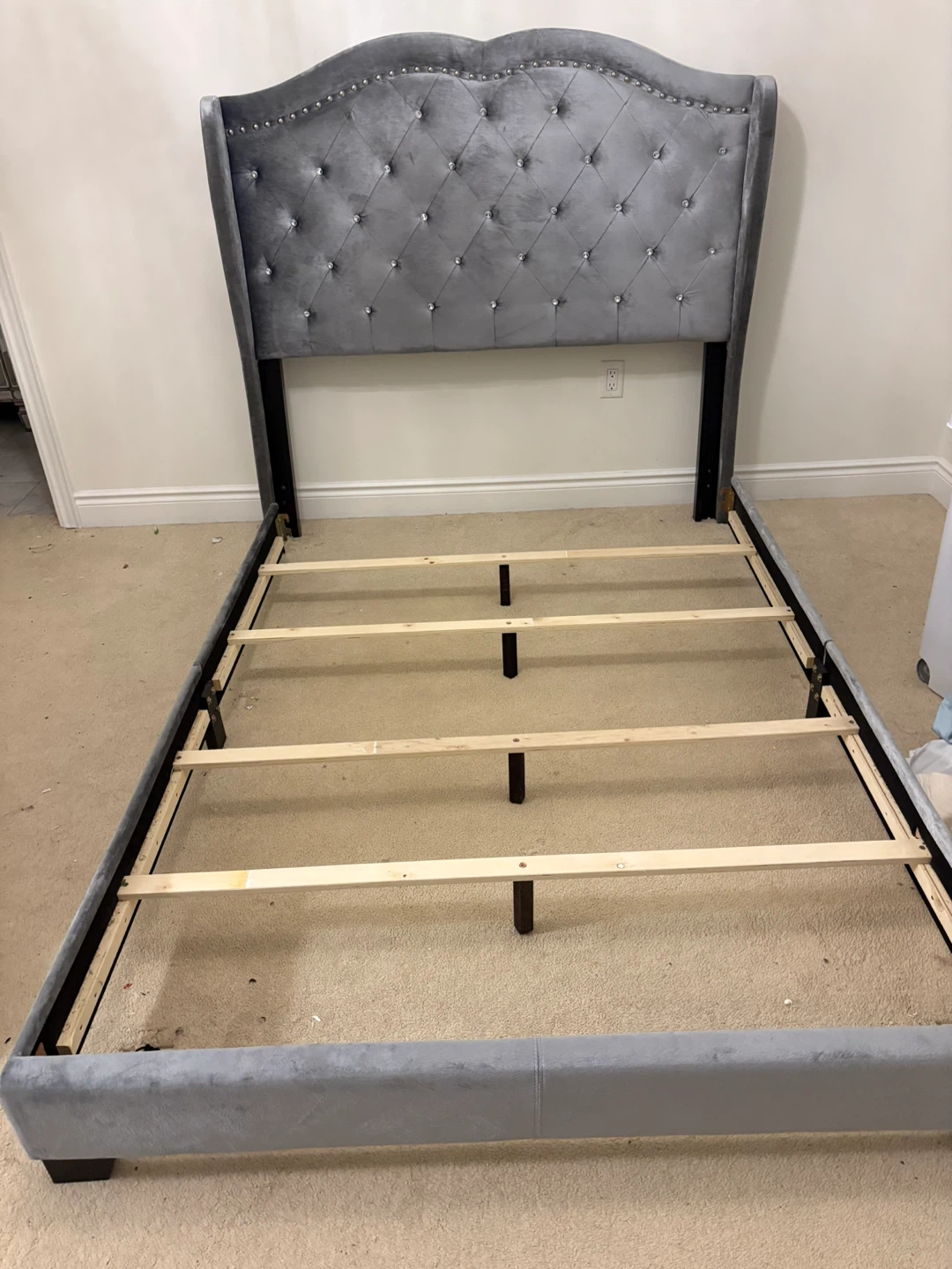 Gorgeous gray velour tufted bed - double size EUC