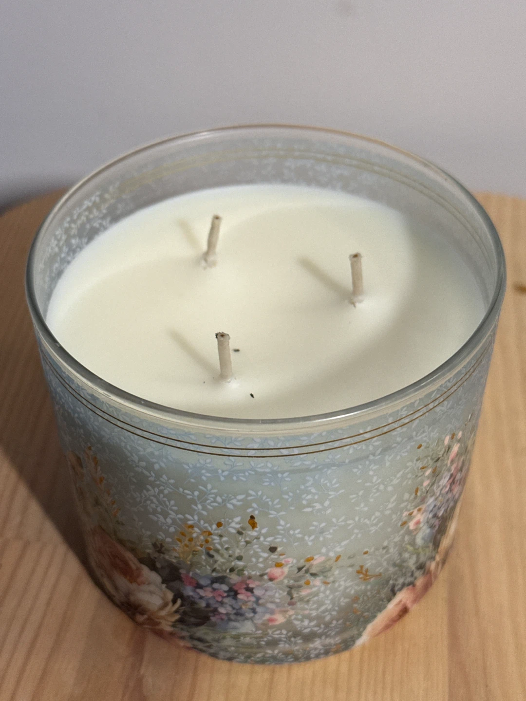 Bath & Body Works Dressed In White Candle - photo 3