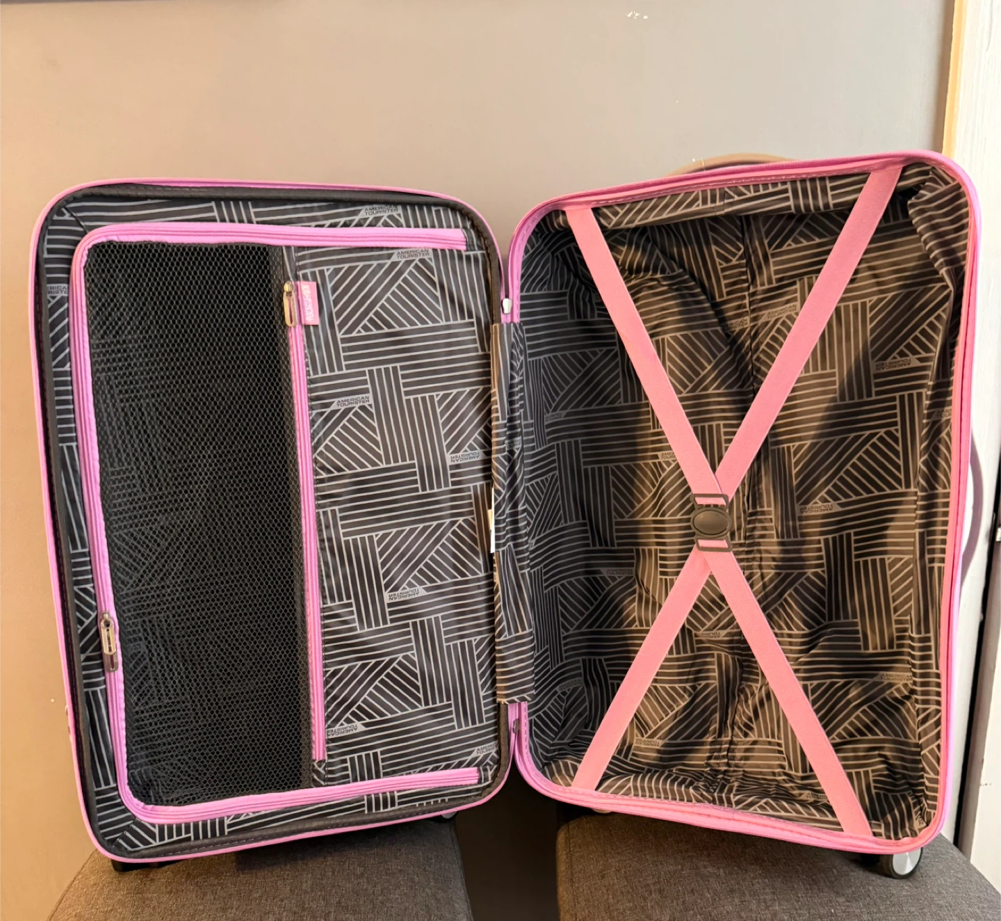 American Tourister Pink 24" Suitcase - photo 2