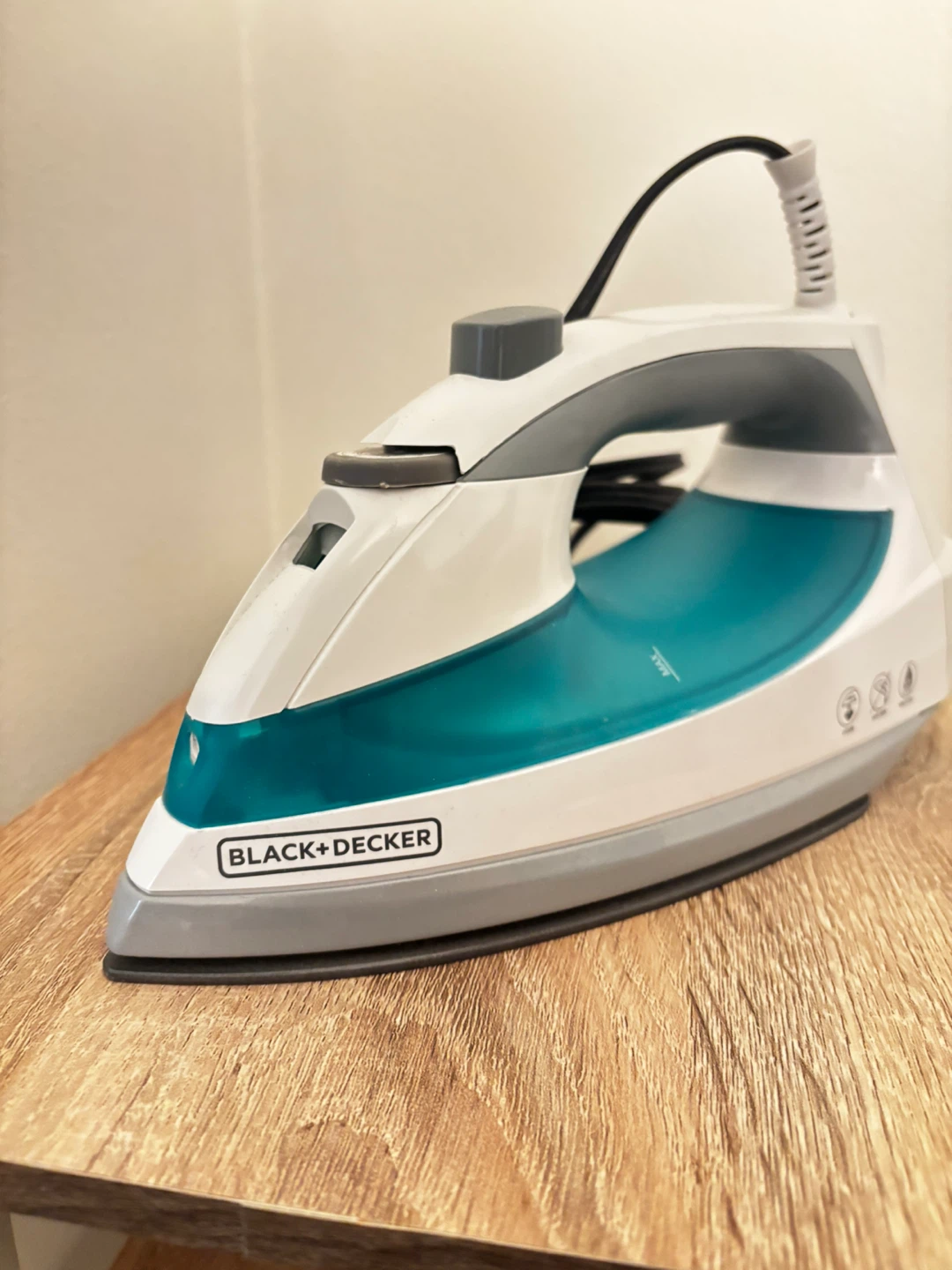 Black+Decker Iron - White & Teal - photo 2
