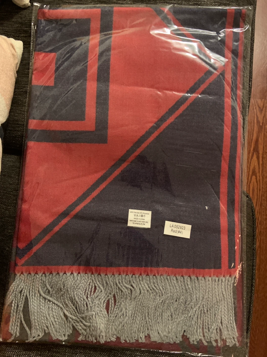 Scarf/Shawl with Geometric Pattern and Tassels - photo 4