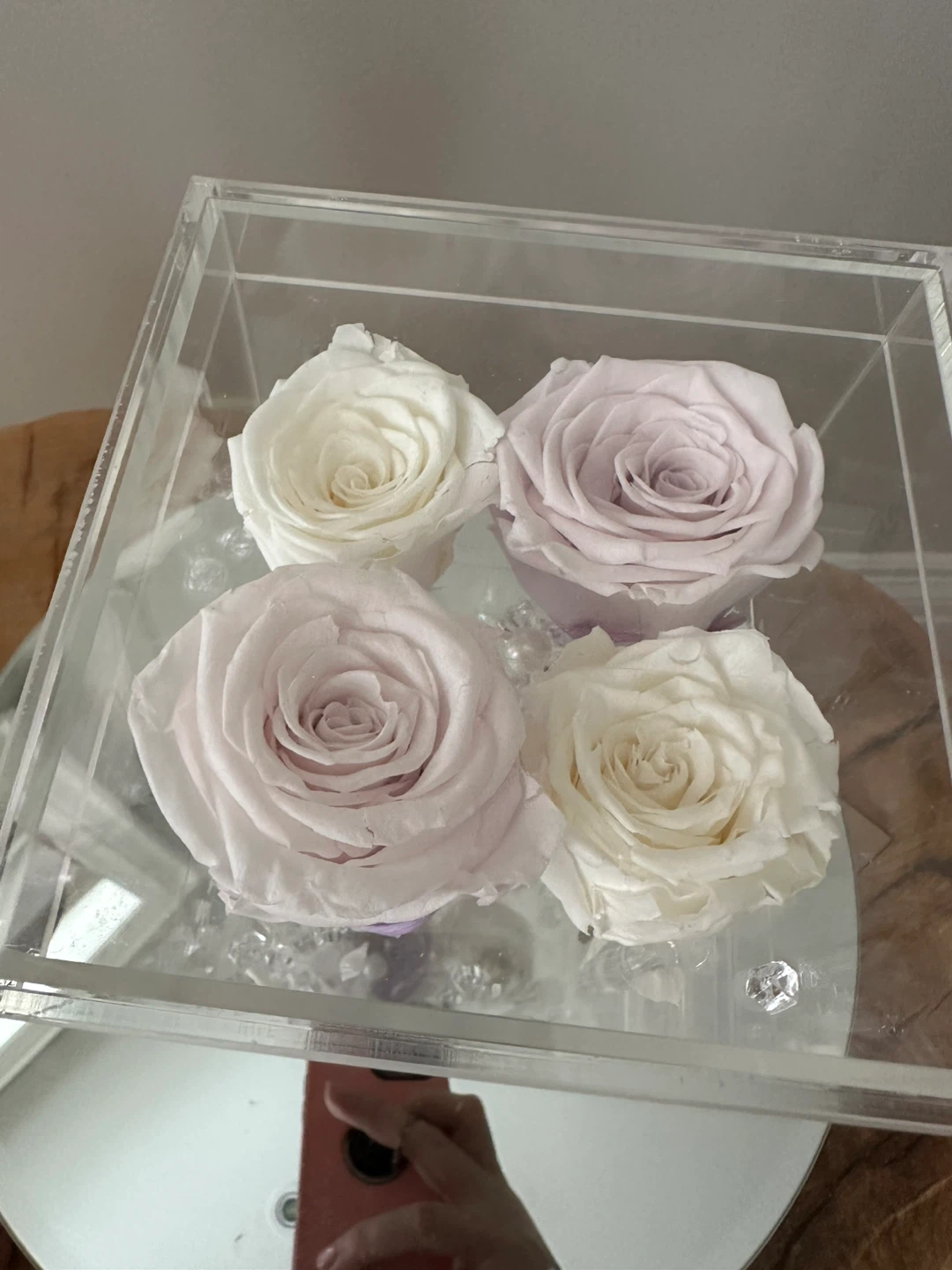 Fleurs d'Épargne Preserved Roses in Acrylic Box - photo 3