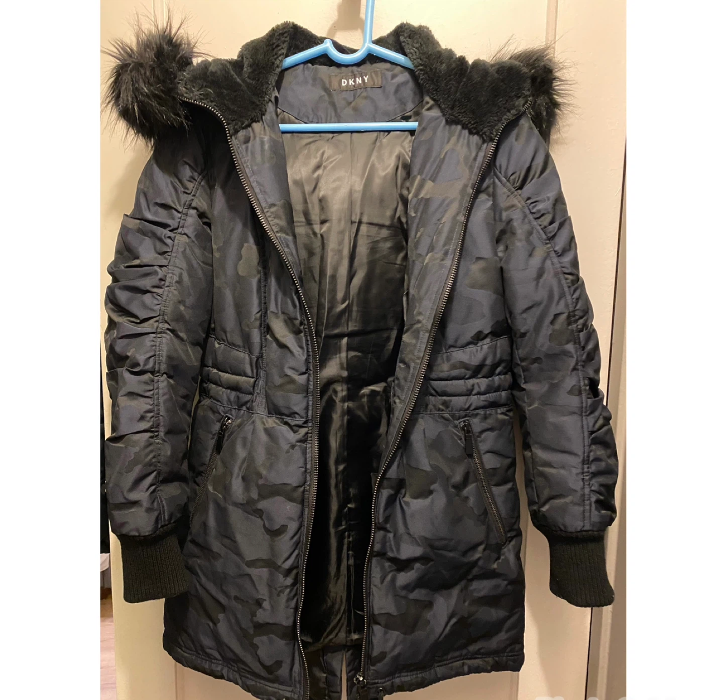 DKNY winter coat - barely worn like new- (Black) Size S-M