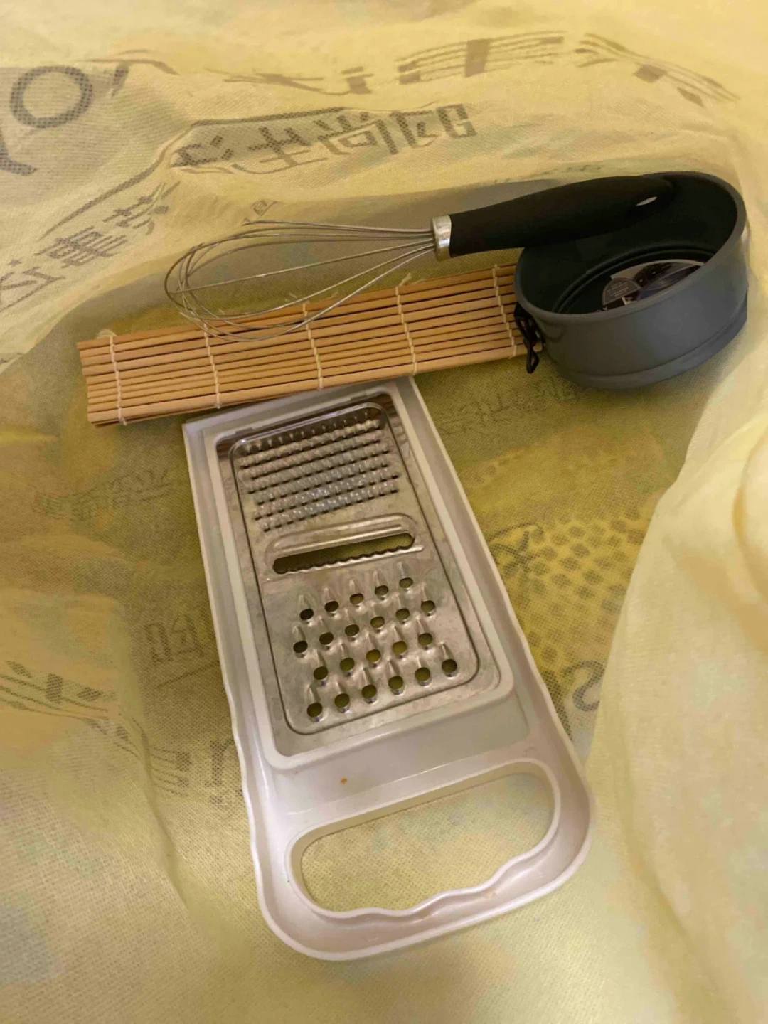 Kitchen Utensils: Grater, Whisk, Springform Pan, Mat