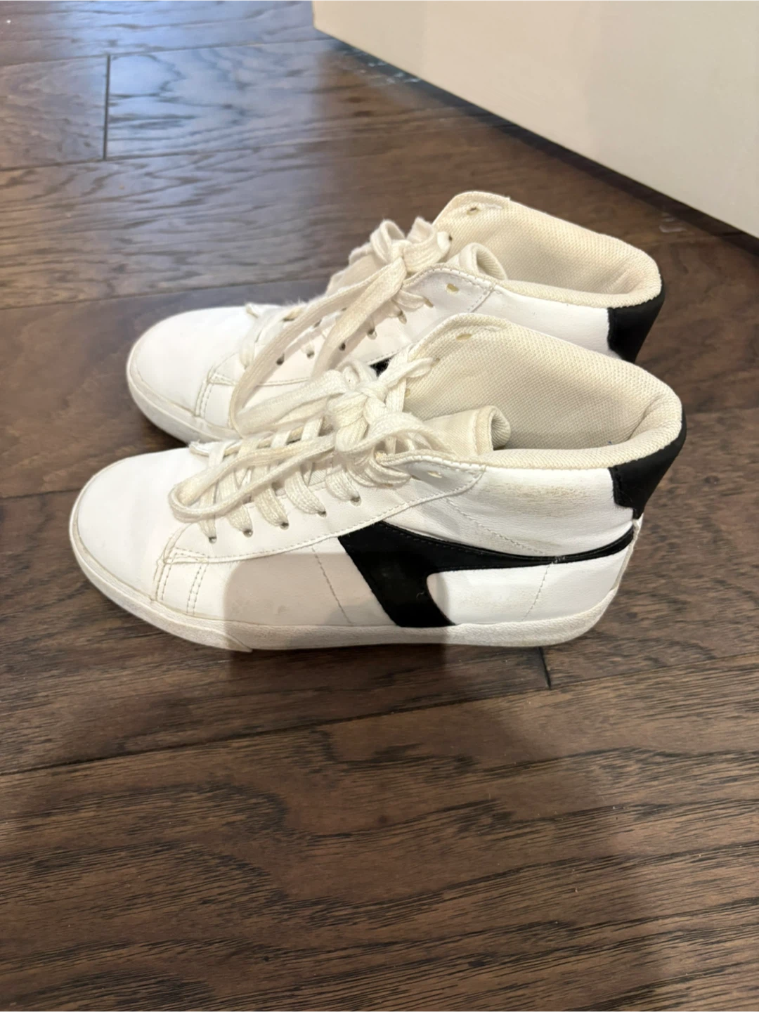 Tommy Bahama White Sneakers - Size 2 - photo 4