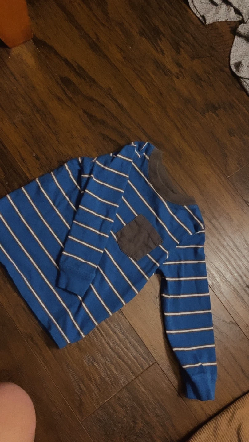 FREE!! MOVING> 20 piece bag of boys 2-4T items - photo 5