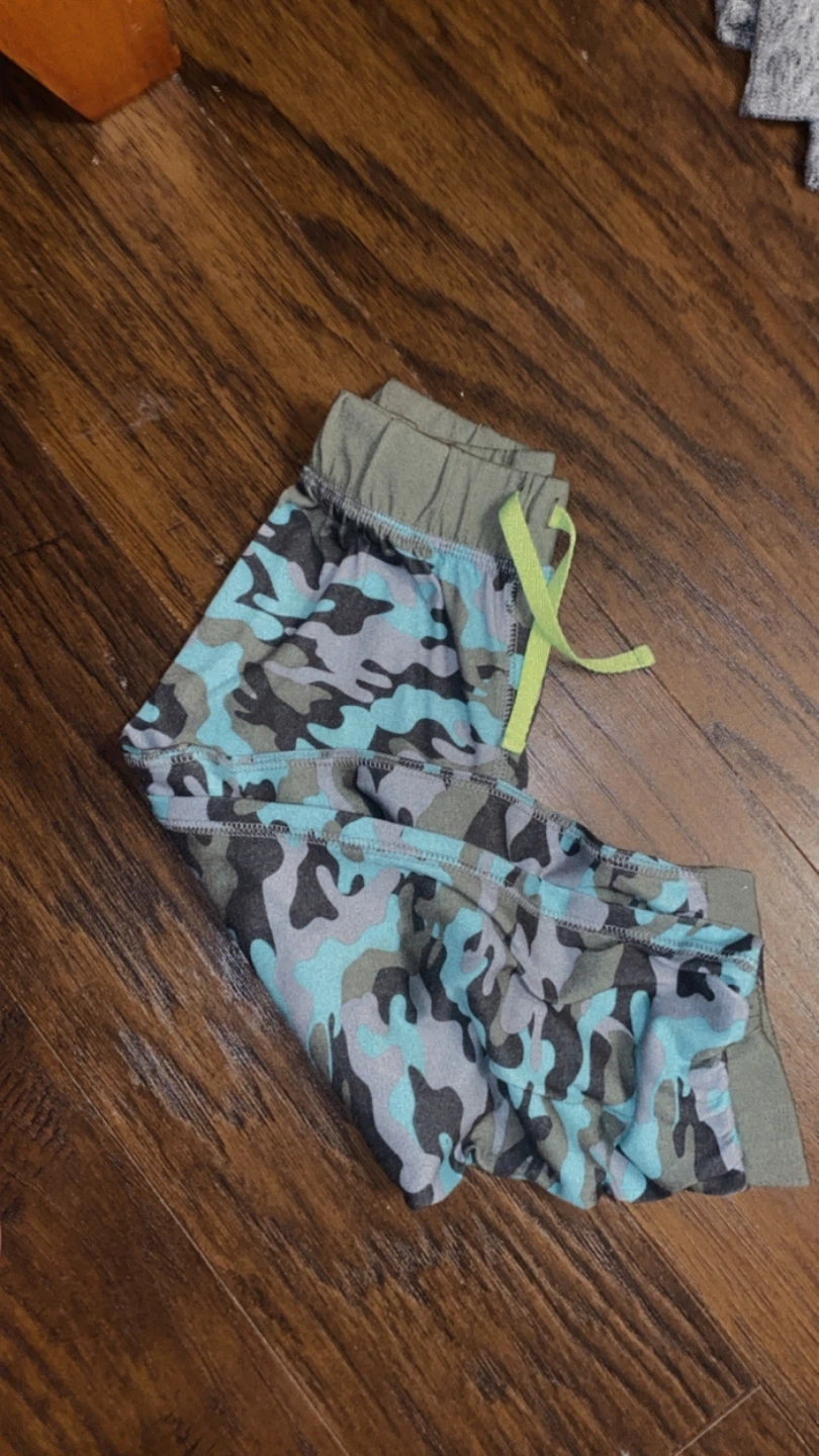 FREE!! MOVING> 20 piece bag of boys 2-4T items - photo 3