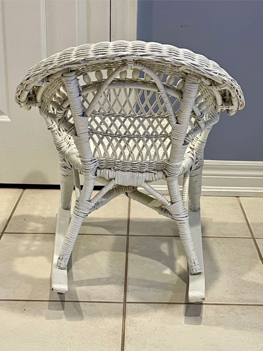 White Wicker Rocking Chair - photo 3