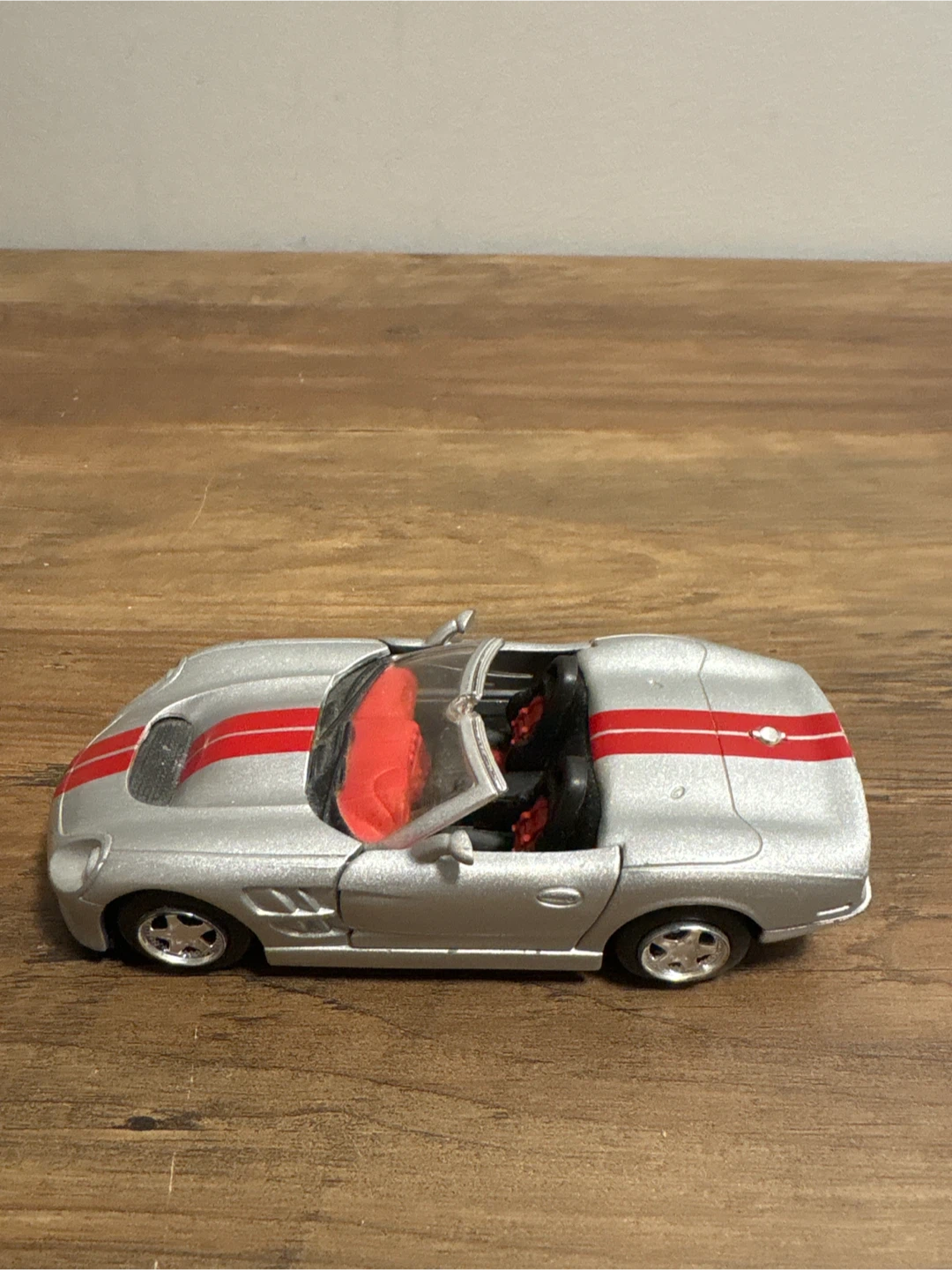 Silver/Red 2000 Shelby Series 1 Maisto 1:32 Diecast Car - photo 4