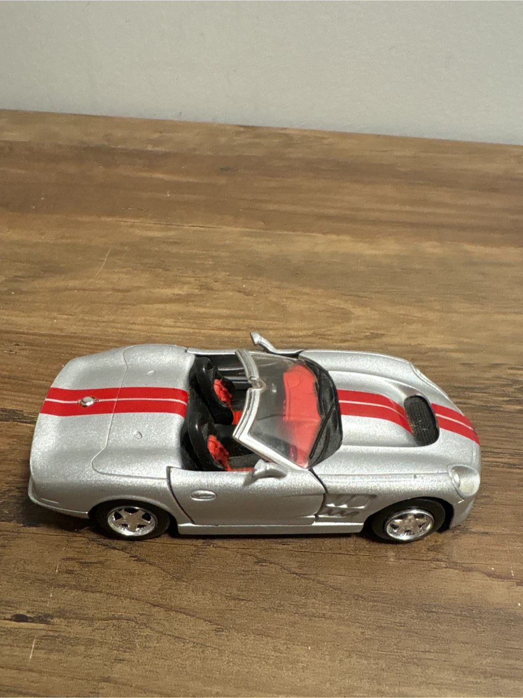 Silver/Red 2000 Shelby Series 1 Maisto 1:32 Diecast Car - photo 2