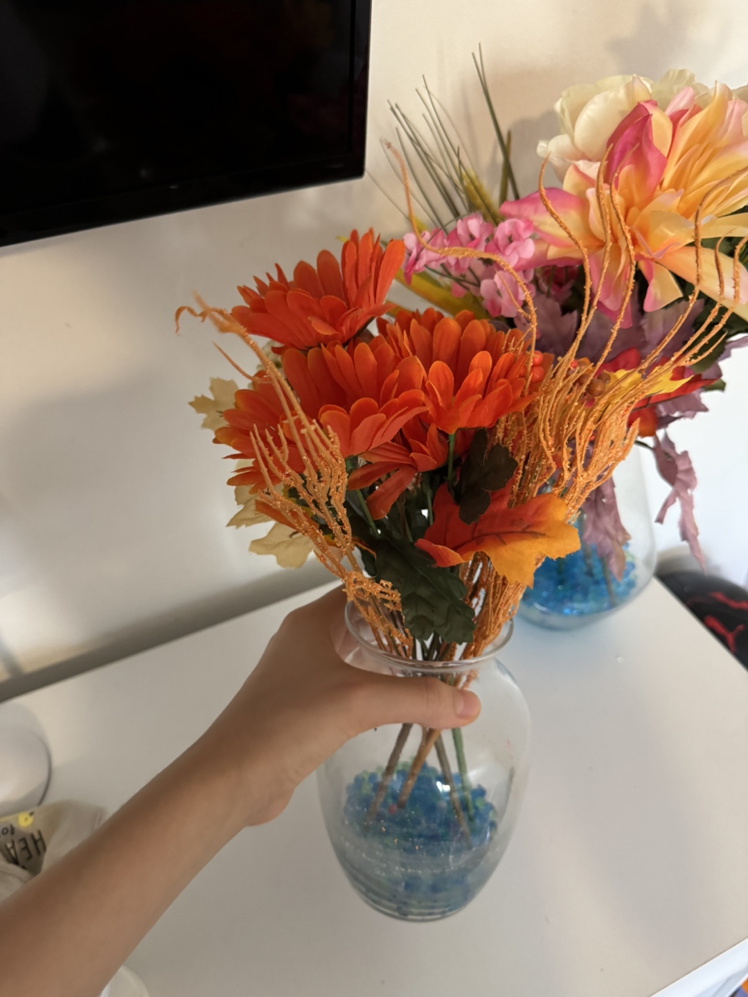 Flower arrangement in glass vase - photo 2