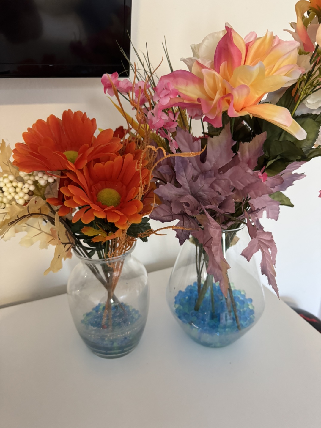 Flower arrangement in glass vase - photo 3