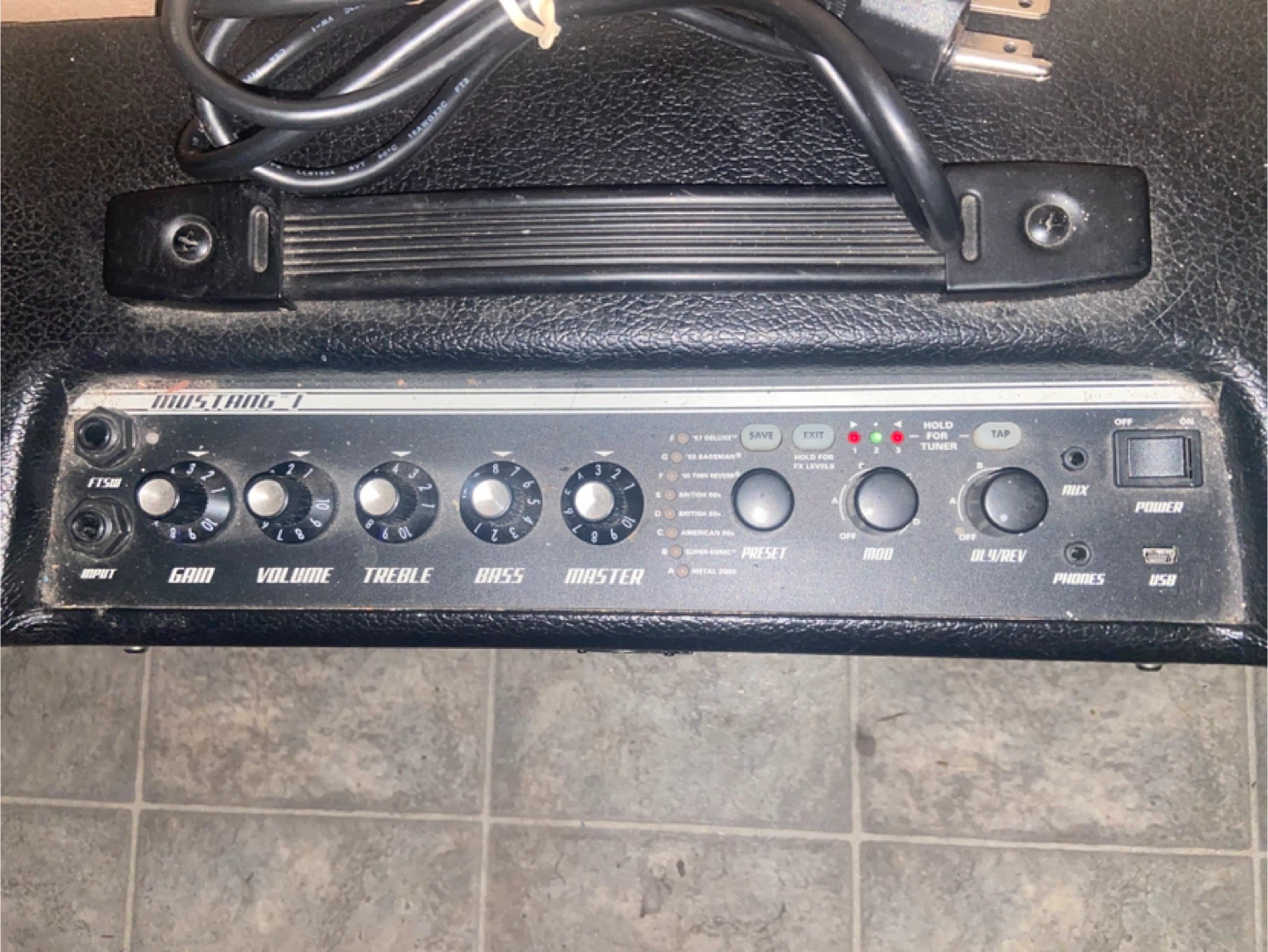 Fender Mustang I V2 Guitar Amplifier - photo 2
