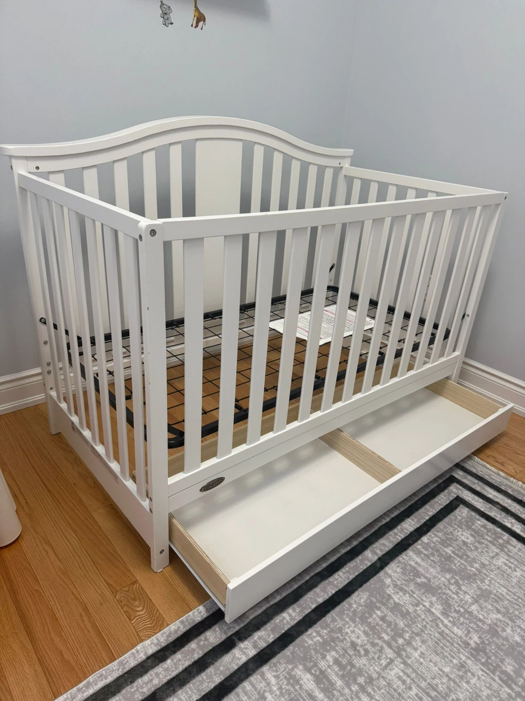 Graco White Baby Crib with Drawer