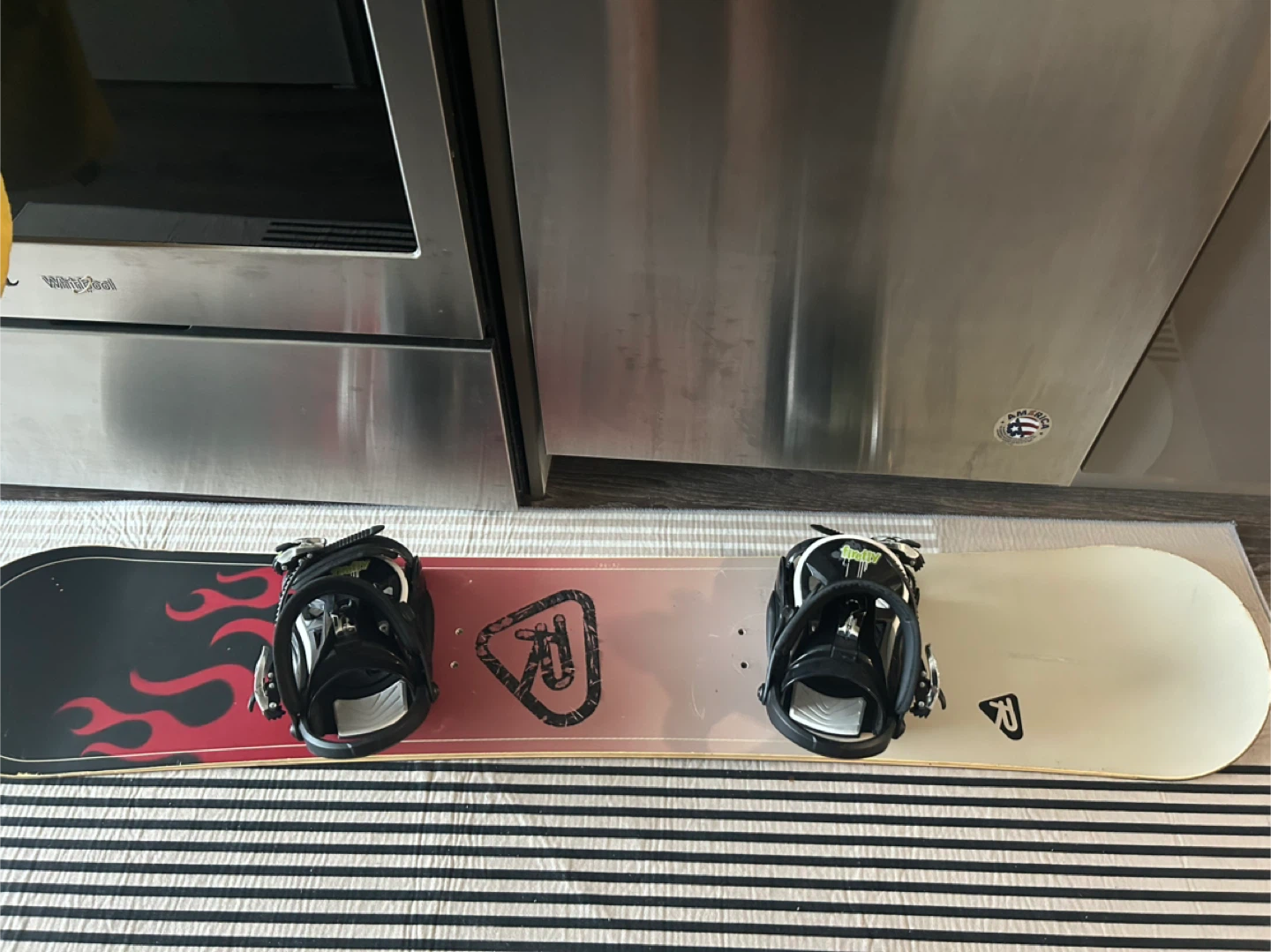 Snowboard (140 cm) & Binding (Small)