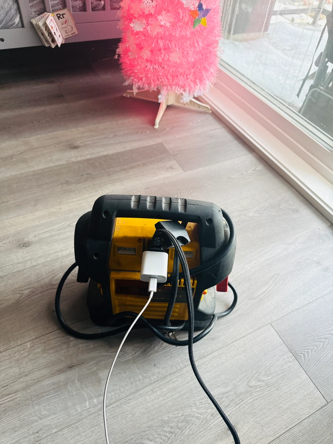 DeWalt DXAEJ14 Jump Starter - photo 2