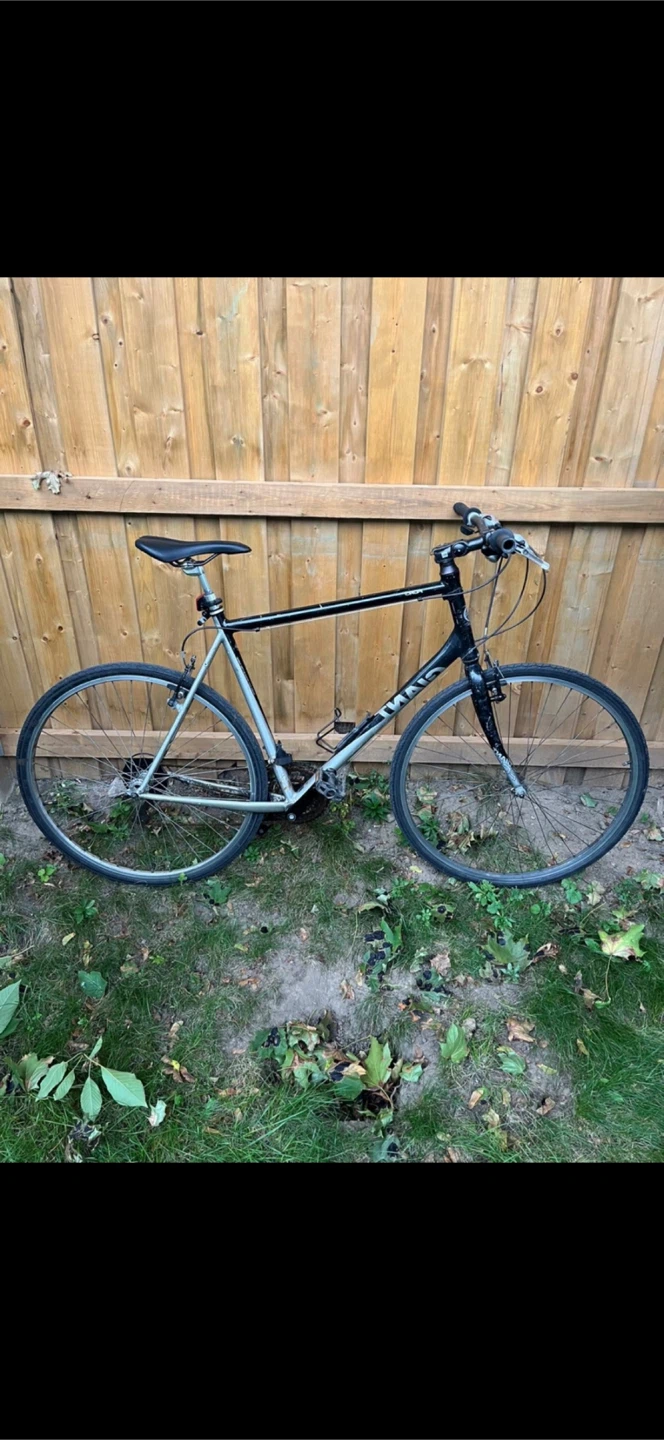 Black & Silver Giant FCR3 Hybrid Bicycle