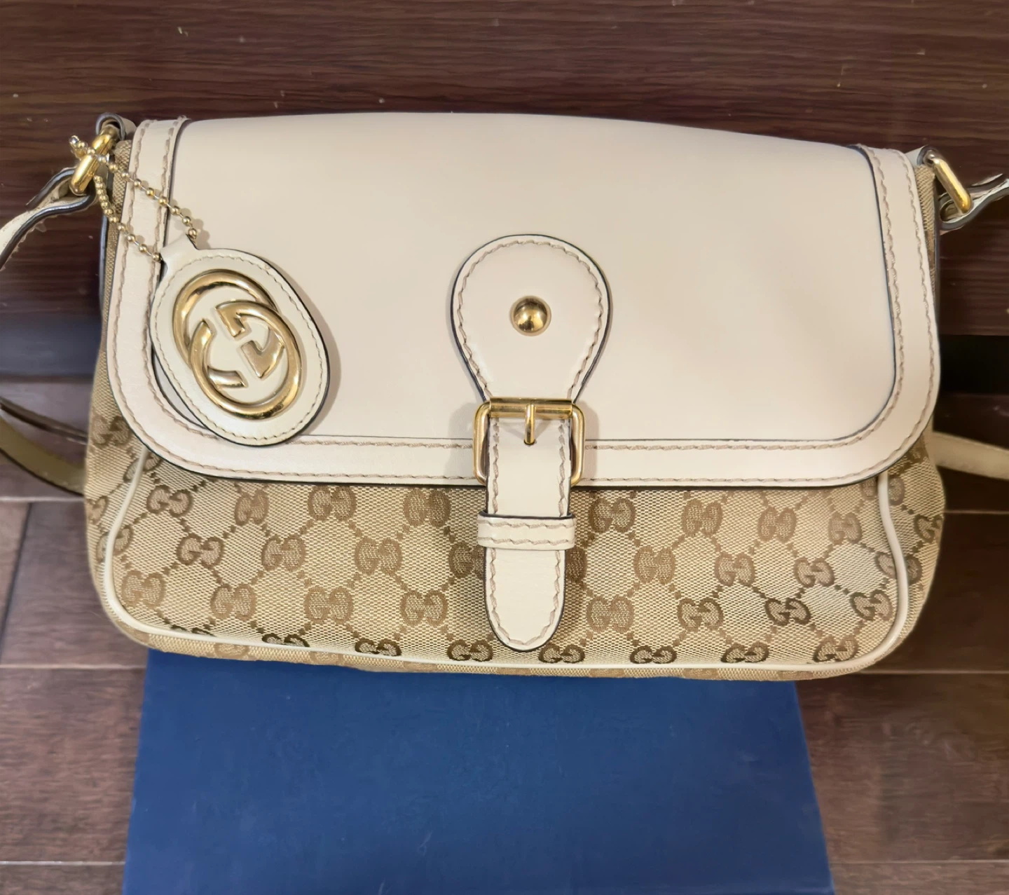 Gucci/Ferragamo handbag