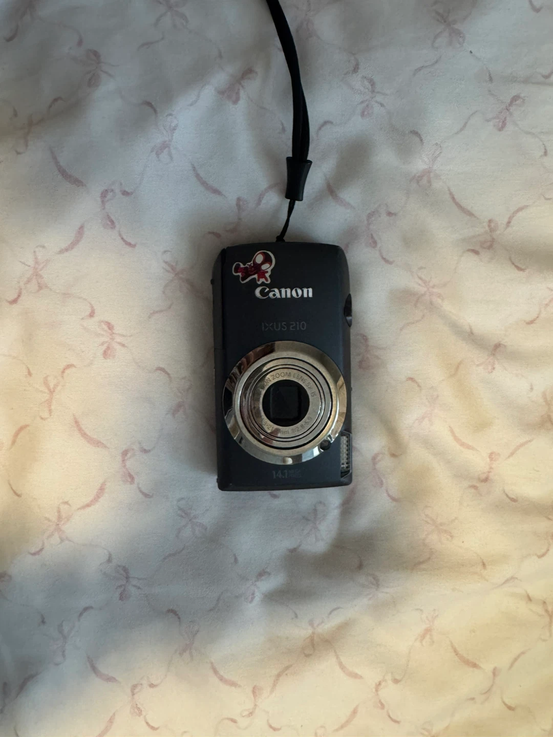Canon IXUS 210 Digital Camera