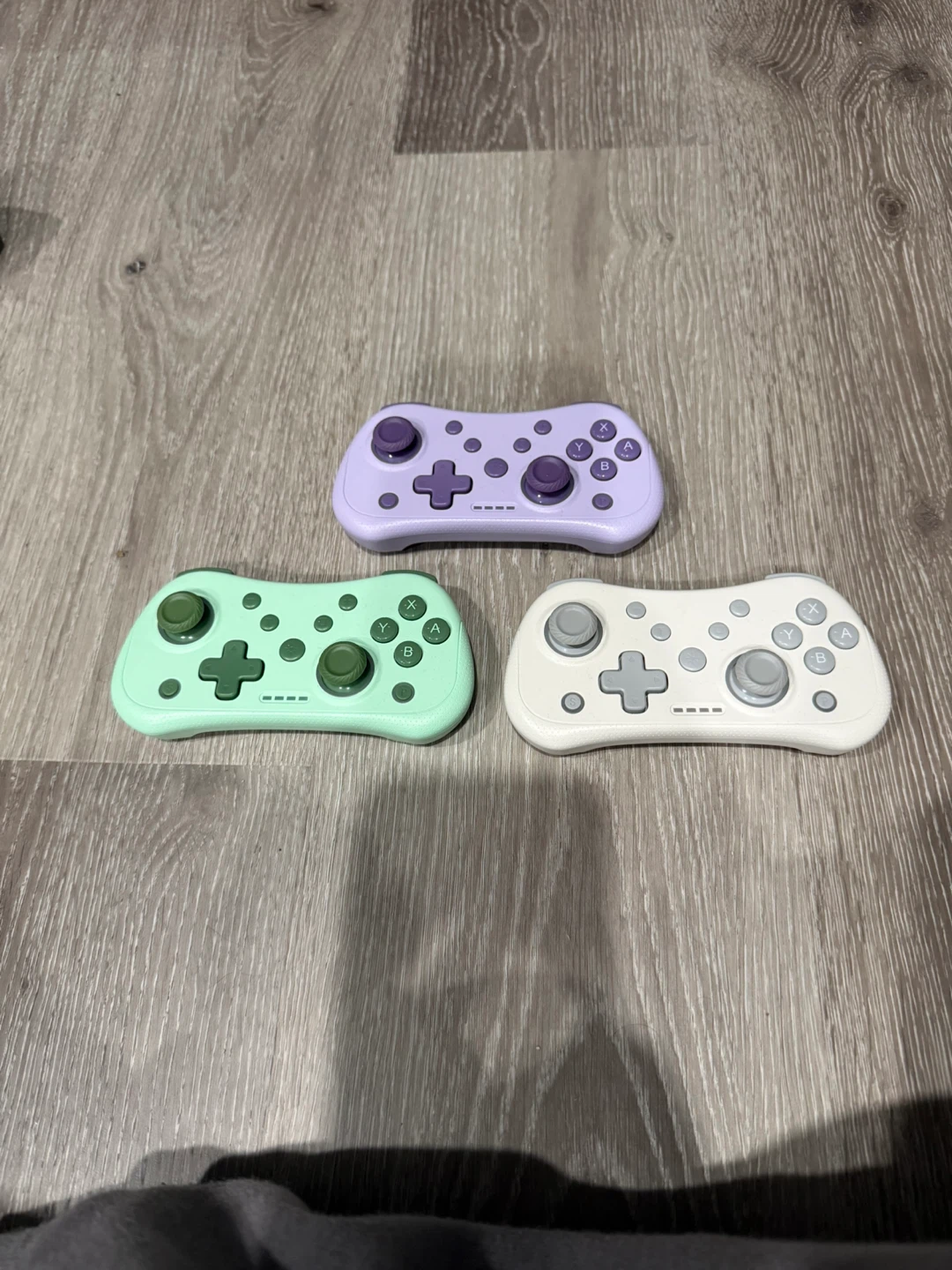 Wireless mini game controllers