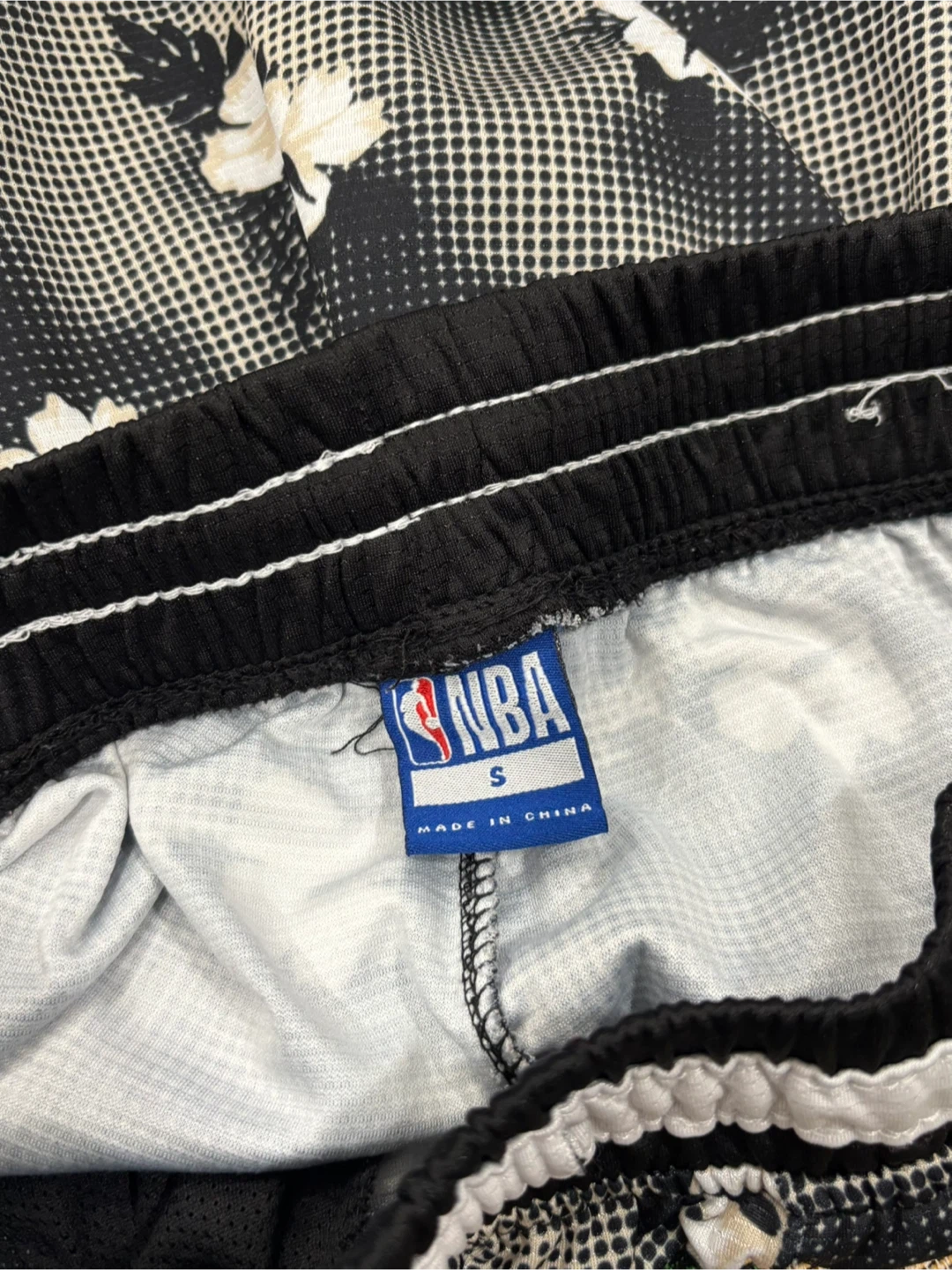 NBA Basketball unisex Floral Pattern Shorts - Size S - photo 3