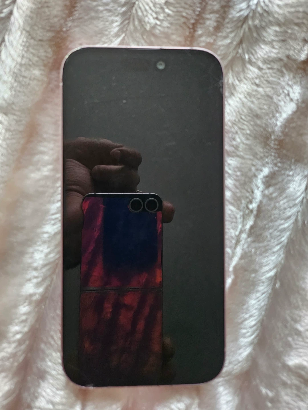 Cracked iPhone 15 Pink - photo 2